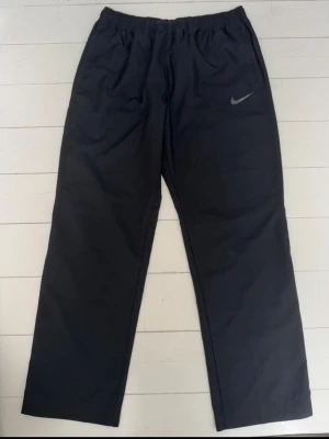 Nike Dri Fit ”Woven” träningsbyxor - Har ett par i storlek L samt XL.