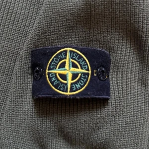 Olivgrön Sweater- Stone Island - Tjena! Säljer en exklusiv olivgrön stickad tröja från Stone Island med klassisk patch på ärmen. Tröjan har rund halsringning och ribbstickad struktur som ger en snygg och avslappnad look. Perfekt för dig som gillar streetwear och exklusiva detaljer. Tröjan är extremt sparsamt använd, och därför i princip i nyskick. Tveka inte att höra av dig vid minsta fundering! 