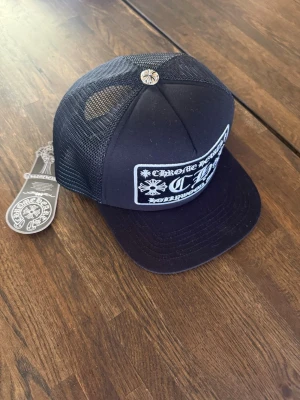 CH keps  - Svarr keps ifrån Chrome Hearts. Innan ni frågar så nej de är den inte men väldigt bra kvalitet. Hör av er vid funderingar✅😁