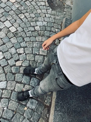Gråa raka jeans med detaljer - Säljer ett par gråa jeans med raka ben och snygga sömdetaljer. Jeansen har klassisk femficksdesign och en liten svart etikett vid fickan. Perfekta för en avslappnad och trendig look.