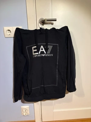EA7 hoodie - Använd fåtal gånger, storlek d