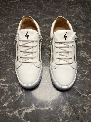 Giuseppe Zanotti - Säljer ett par otroligt snygga skor från det exklusiva märket Giuseppe Zanotti! Skorna är i mycket bra skick, skulle säga ungefär 9/10. Nypris ligger på över 6000kronor men vi säljer våra för endast 1149 och kan gå ner i pris ännu mer vid snabb affär! Skorna är i storlek 41 och är true to size. Skriv gärna ifall det är några funderingar, allt bästa SkoKapet