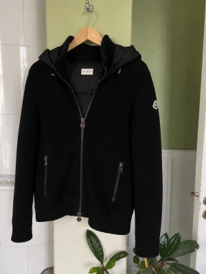 Moncler Cardigan Svart - Är 178Cm 68Kg den sitter perfekt. Haft den i 8 månader o varit riktigt nöjd. Nu när vintern kryper sig på är det riktigt najs med en stilren Moncler Cardigan. OBS!!! KAN GÅ NER I PRIS VID SNABB AFFÄR. INGA SKAMBUD