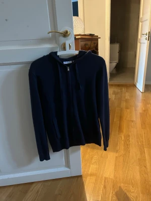 Mörkblå hoodie med dragkedja RYVLS - Säljer en mörkblå hoodie från RYVLS Stockholm med dragkedja framtill och huva. Perfekt för en chill och avslappnad stil.nypris 649! Knappt andvänd. 