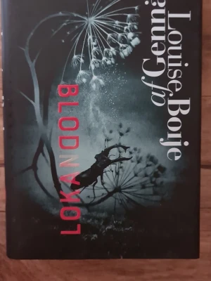Blodlokan av Louise Boije af Gennäs - En spännande roman med svart och röd omslagsdesign, skriven av Louise Boije af Gennäs. Boken har ett mystiskt motiv med en skalbagge och växtdetaljer på framsidan. Perfekt för dig som gillar thrillers och starka karaktärer. Säljer för insåg jag hade dubblett