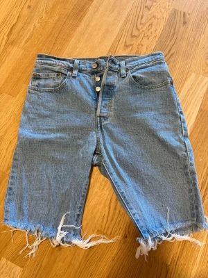 Levis jeansshorts  - Snygga levi’s jeansshorts, köpt av en annan här på plick så vet ej hur använda dem är men jag har inte använt dem💕storlek 27 runt midja 
