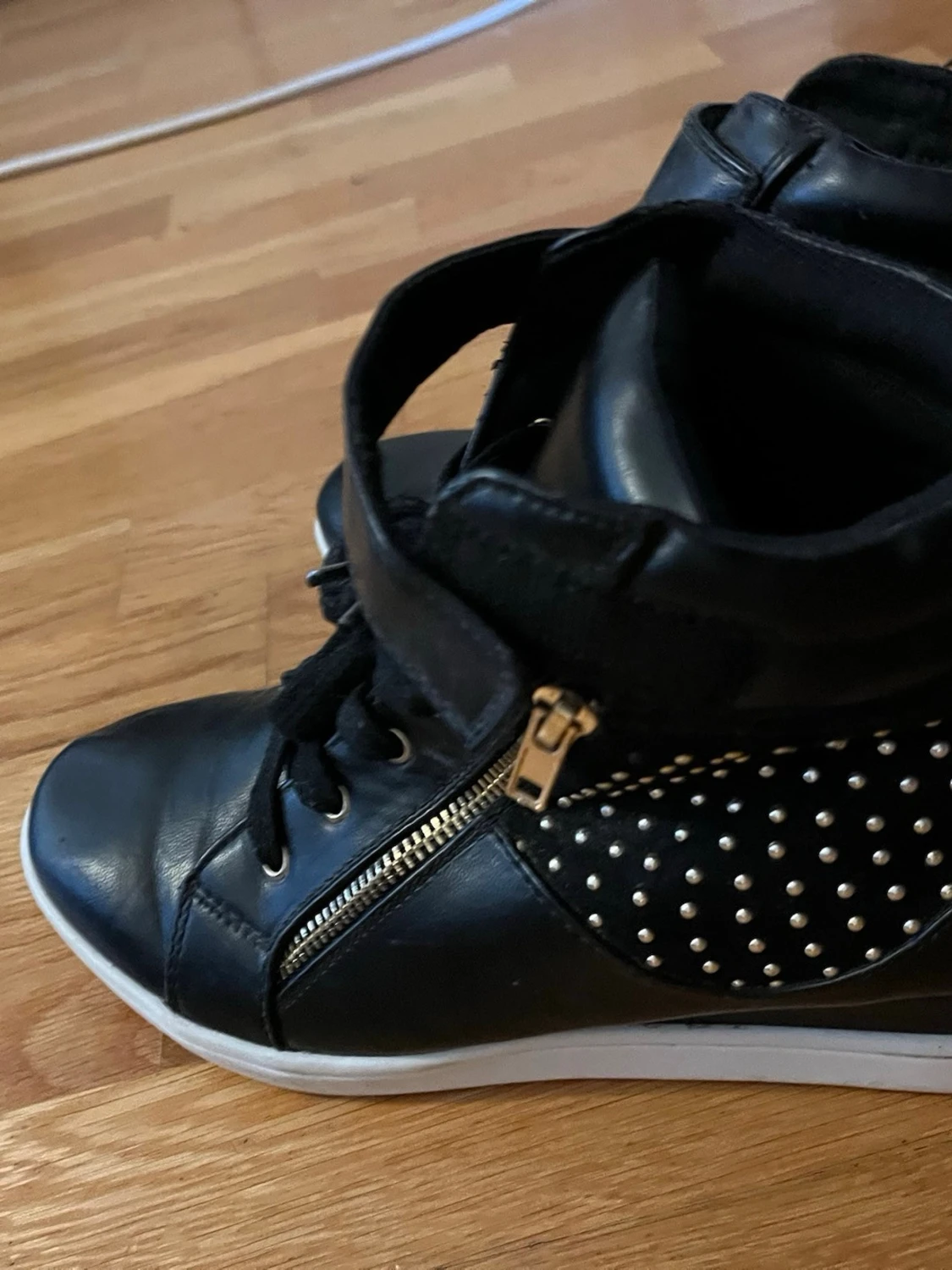 Svarta sneakers med nitar och dragkedja - 1