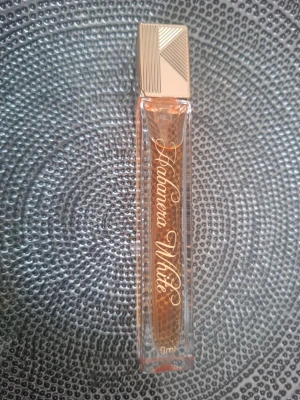 Habanera White parfym 9 ml - Perfekt storlek för att ta med i väskan och har en lyxig känsla.                                            Toppnoter är apelsin, bergamott och rosépeppar; hjärtnoter är ylang ylang, liljekonvalj, tuberos och jasmin; basnoter är vanilj, bensoe, kashmeran och sandelträ.