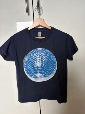In print we trust t-shirt - Cool t-shirt från in print we trust. Aldrig använd.