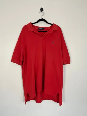Polo Ralph Lauren Pikétröja XL Röd 100% Bomull Classic Fit Pike Herr Vintage - • Storlek: XL • Färg: Röd/Korallröd med turkos broderad Pony-logotyp • Passform: Classic Fit  • Krage: Klassisk ribbstickad pikékrage med tvåknappsstolpe • Material: 100% bomull  Skick: Plagget är i väldigt fint skick. Eventuella anmärkningar anges alltid tydligt i beskrivningen och visas på bilderna.  Nypris: Cirka 1 500 kr.  📦 Skickas snabbt och packas omsorgsfullt. 💬 Hör gärna av dig om du har frågor eller vill se fler bilder. 🤝 Samfrakt erbjuds vid köp av flera plagg – kika gärna in mina and