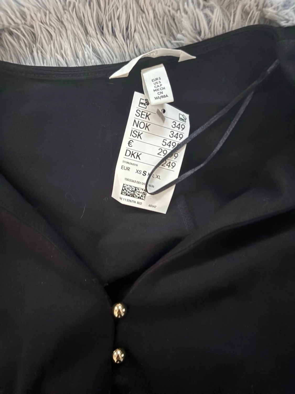 Svart blus med guldknappar - 1