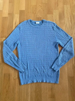 John Henric Tröja - Säljer en stilren långärmad kabelstickad tröja från John Henric. 🧶 Ljusblå färg som passar till det mesta och är perfekt för både vardag och finare tillfällen. | Skick: 9/10 | Storlek: M | Pris:  249kr | Skriv vid minsta fundering 😊