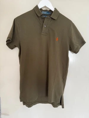 Ralph Lauren piké - Hej! Vi säljer nu denna sjukt snygga olivgröna pikén från Ralph Lauren, som dessutom är väldigt svår att få tag på! Den har varit väldigt bra omhändertagen och är i princip i nyskick.  | Storlek: S (passar M) | Skick: 9/10 | Meddela gärna vid eventuella frågor! Mvh ResellGarms