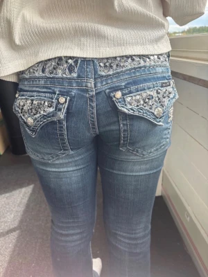 Blå bootcut-jeans med spetsdetaljer - Miss me jeans bootcut orginal pris 2000kr  lite sliten i botten men absolut inget man ser☺️storlek 29