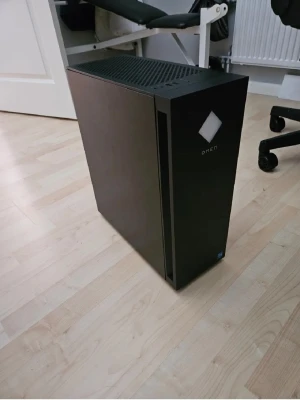 Dator delar - Jag säljer dator delar, i datorn så är det Moderkort HP OEM B660 LGA1700-sockel 2 DDR4-platser Micro-ATX RAM 16 GB DDR4 (2x8 GB) Vanligtvis Kingston FURY. Chassi HP Omen 25L Kompakt ATX-chassi Fronten har RGB-belyst Omen-logga det kommer med en bra o nice gaming mus med tangetbord och musmatt nått är fel på cooler fläkten eller moderkorten men är inte säker tror inte det. men det går att använda bra kan skicka fler bilder och kan diskutera om priset. Kan också lägga till mer tillbehör om behövsa