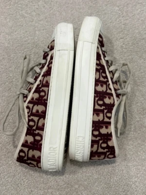 Dior Walk ”N” sneakers  - Suuuper snygga och populära dior Walk ”N” sneakers i storlek 37 , super bra skick ! ☺️ 