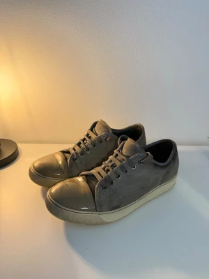 Lanvin Cap Toe Khaki - Säljer ett par khaki-färgade lanvin cap toe! Skulle säga cond 7/10, finns ett par skavanker!