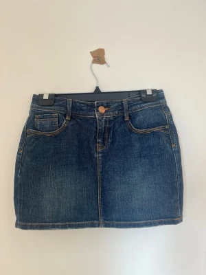 Mörkblå jeanskjol med fickor - Snygg mörkblå jeanskjol från denimlife i storlek XXS/32. 