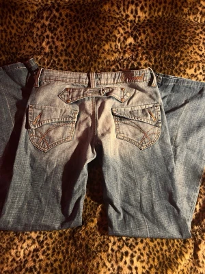 Lågmidjade jeans - Ljusblå lågmidjade bootcutjeans från Phard. Det saknas en knapp i gylfen men de funkar bra ändå eftersom det finns en hake man knäpper istället. Kontakta mig vid frågor!