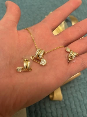 Smyckesset halsband och örhängen - Aldrig använt