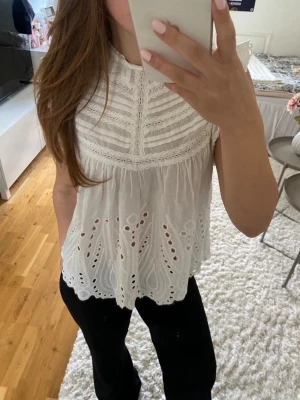Vit blus  - Söt vit sommarblus från Zara women som tyvärr inte kommer till användning längre🤍den är i storlek xs men skulle säga att den mer är en s