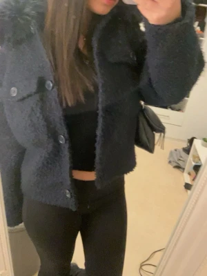 Fluffig mörkblå jacka från Gina Tricot 💙 - Köpt för 550kr och säljs för 450kr då den inte kommer till användning längre. Supermjuk och skön, storlek 158/164 men passar även S och XS. Fint skick💗