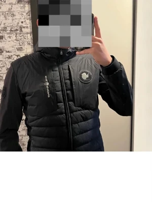 Svart pufferjacka Save the Duck - Säljer min sail raicing då den har blivit för liten för mig men är så otroligt bra kvalite bara den vid handleden som kan fixas (pris diskuteras abslout) köpt för 4500kr