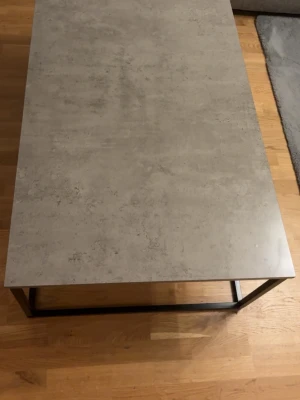 Rektangulärt soffbord med betonglook - Hej! Säljer min gråa soffbord som jag köpt för 6 månader och har köpt för 1200kr  hämtas i Trollhättan eller löser med köparen (pris går att diskuteras)