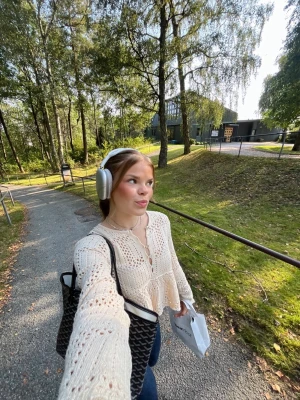 Beige virkad kofta från Zara - Superfin beige virkad kofta från Zara med volangkant och pärlemorknappar. Koftan har lång ärm, rund halsringning och ett luftigt, mönstrat stickat material som ger en bohemisk vibe.