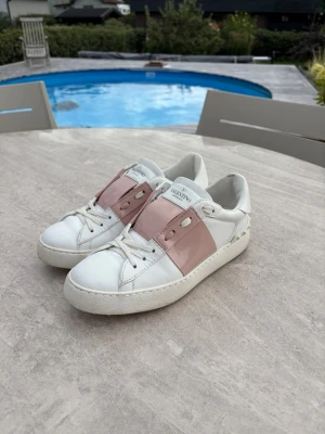Valentino Opens - Tjena! Säljer nu dessa riktigt snygga opens från Valentino. Skorna är i utmärkt skick och är självklart äkta! Hör av er vid frågor och funderingar!🙌