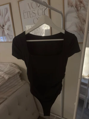 Svart body  - Snygg svart body med korta ärmar och fyrkantig urringning. Perfekt att styla med jeans eller kjol. 💕