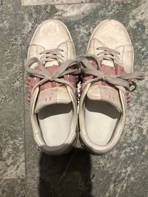 Valentino open - Valentino opens med nitar som är i bra skick. Bara lite smutsiga på utsidan som går att tvätta bort. Har tyvärr inte kommit till användning, bok och tillbehör finns.