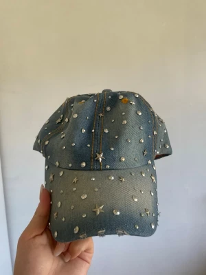 Paljett keps - Jättesnygg paljett keps med jeans material. 