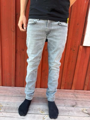 DONDUP JEANS  - Dondup jeans stilrena nästan helt nya.            nypris 2200