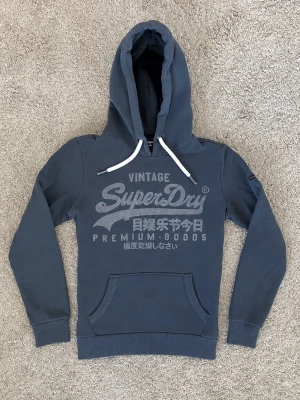Superdry Hoodie - Superdry Hoodie - Storlek: S avklippt storleks lapp tyvärr. - Pris: 599kr - Först till Kvarn!