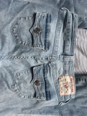 Ljusblå True Religion jeans - Säljer ett par ljusblå jeans från True Religion. Jeansen är bootcut. Ny pris 1299kr. Pris kan diskuteras.💕