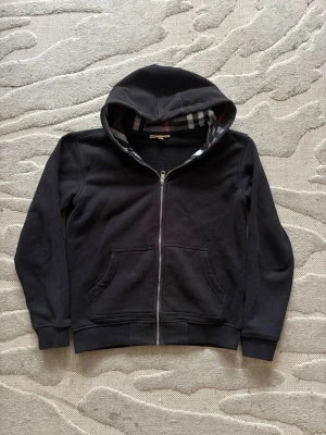 Svart  Burberry hoodie - Svart burberry hoodie storlek S. Mycket fint skick!