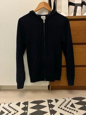 Mörkblå cashmere hoodie John Henric - Säljer en stilren cashmere hoodie från John Henric. Perfekt både till vardags och för en mer uppklädd look. Tröjan är i bra skick och väl omhändertagen. Säljer den då den har blivit för liten för mig. Köpt för 2499 kr, men säljs för 799. Pris kan diskuteras.