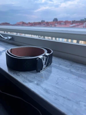 Bälte  - Klasssiskt bälte snyggt svart silver logga! 