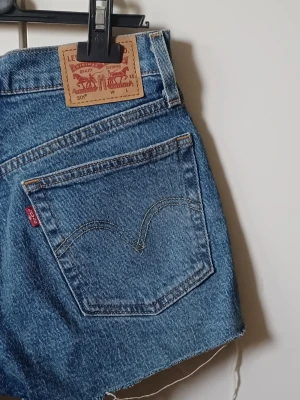 Snygga jeansshorts  - Säljer ett par snygga jeansshorts från Levi's i blå färg för bra pris💙 Köpt ifrån Sellpy och deras lapp sitter kvar, storlek 24