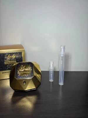 Parfym - Säljer sample på 2ml för 40kr och 5ml för 85kr, om de är några frågor fråga mig.