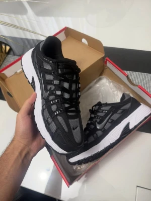 Nike p-6000 skor - Svart gråa Nike skor, mycket bra skick. 