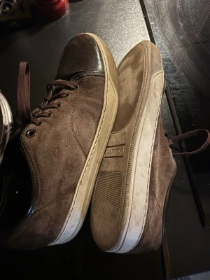 Lanvin skor - Uk8~43, Extremt snygga o sköna. Lite smutsigare än på bilderna därav priset men frunkar fortfarande.