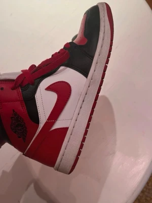 Röda air jordans - Storlek 40. Gott skick.