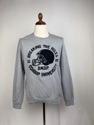 Dondup Tröja Grå - 🌸 INFO OM PLAGGET 🌸  ☑️ Märke: Dondup ☑️ Storlek: Medium ☑️ Färg: Grå ☑️ Skick: ⭐⭐⭐⭐⭐  ✨ Detaljer: ☐ Inga hål ☐ Inga fläckar ☐ Nytvättad ☐ Rökfritt hem ☐ Djurfritt hem  📏 Passform: ☑️ Normal   📦 Skickas snabbt. 💬 Skriv gärna om du vill ha fler bilder eller mått. 🤍 Paketrabatt vid köp av flera annonser. 🌟 Titta gärna på mina andra annonser!