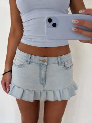 Jeanskjol - 👕 Plagg: Jeanskjol                                                          📏 Storlek: Midjemått 31                                                                                               ✨ Skick: Fint skick                                                        💬 Vid frågor är det bara att skriva!                                                                                          🛍️ Gramenti