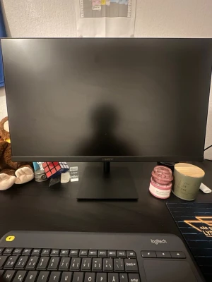 Huawei Display 23.8" bildskärm - Snygg och stilren 23.8-tums bildskärm från Huawei med tunn ram och svart finish. Perfekt för gaming, studier eller jobb. Skärmen har en minimalistisk design och står på en stabil, fyrkantig fot. Passar till de flesta datorer via HDMI eller VGA.