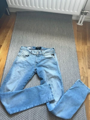 Ljusblå Replay Hyperflex jeans - Säljer ett par ljusblå jeans från Replay Hyperflex som jag köpte helt nya för ca 1800 och använt dom ca 2 gånger säljer för dom är för små✅ ingen defekt eller nått 🔥