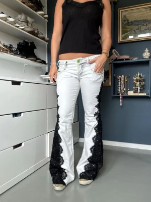 Jeans med spets  - Jeans med spets Midjemått: 82cm Innerbenslängd: 82cm  Rekommenderas tvättas ut och in 💕