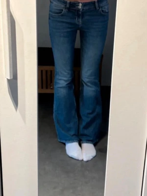 Bootcut jeans med låg midja - Säljer dessa jeansen då de inte kommer till användning längre. Jag skulle säga att de är små i storleken, har vanligtvis 34-36 och de är bara lite stora på mig.